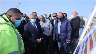 وزير النقل يتفقد مشروع تطوير وتوسعة طريق وادي النطرون
