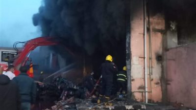 البدء في عمليات تبريد حريق مصنع 