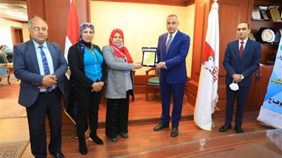 محافظ سوهاج يسلم دعما ماديا لـ 5 عرائس و5 طلاب متفوقين 