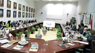 وزير السياحة والآثار يتابع تشغيل خدمات المتحف المصري الكبير