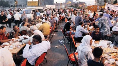 موائد الرحمن في مصر.. بين الحرص على العادة والأزمة الاقتصادية (تقرير مصور)