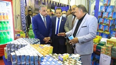 محافظ سوهاج يتفقد معرض 