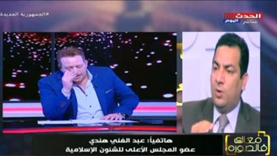 أول رد من عضو المجلس الأعلى للشئون الإسلامية على إنكار إعلامي شهير صلاة التراويح