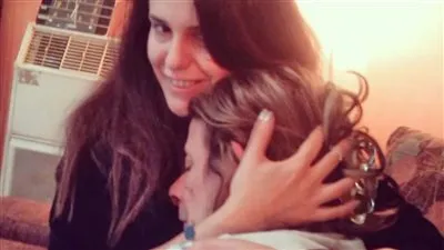 دنيا عبد العزيز تحتفل بعيد ميلادها والدتها 