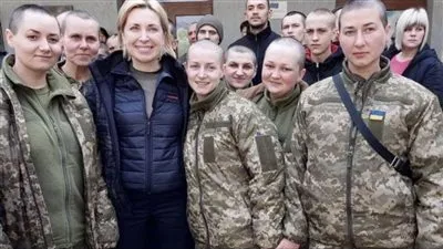 ما القصة وراء حلق شعر المجندات الأوكرانيات بعد فك أسرهن؟