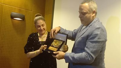 قصر السينما يكرم الفنانة شيرين ويهديها درع الهيئة