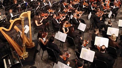 السيمفوني بقيادة واعدين دوليين في الأوبرا 