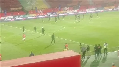 وسط تعليمات موسيماني.. الأهلي يُجري عمليات الإحماء قبل مواجهة الاتحاد