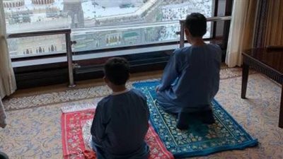 أمين الفتوى يوضح حكم الصلاة بالمنزل خلف إمام المسجد المجاور (فيديو)