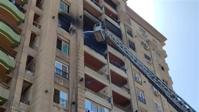 السيطرة على حريق شقة في منطقة كفر الجزار ببنها (صور)