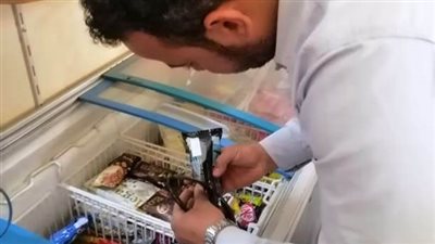 التفتيش على 300 منشأة بيع وتخزين وتداول المنتجات الغذائية بأسوان (صور)