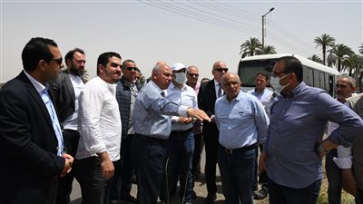وزير النقل ومحافظ قنا يتفقدان مسار القطار الكهربائي السريع 