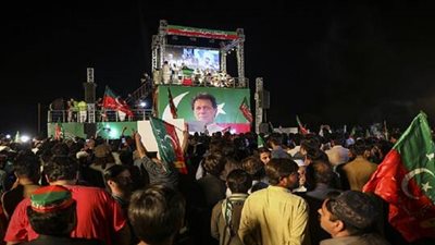 أنصار عمران خان ينزلون إلى الشوارع بعد إطاحة البرلمان بحكومته