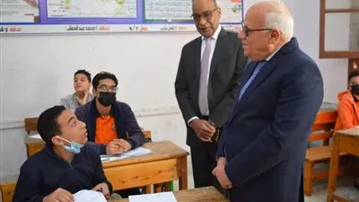 محافظ بورسعيد يتفقد عددا من المدارس الإعدادية لمتابعة سير الامتحان التجريبي