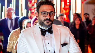 أكرم حسني يشعل وسائل التواصل الاجتماعي بأغنية 