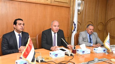 بسبب كسر مفاجئ لخط الصرف الصحي.. غلق طريق قنا- سفاجا 