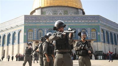 القصة الكاملة لمحاصرة المصلين في المسجد الأقصى