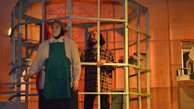 لجنة التحكيم تشاهد القفص.. على مسرح الاقليمية 