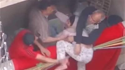 إخلاء سبيل والد طفلة البلكونة بعد اتهامه بإلقائها في فيصل