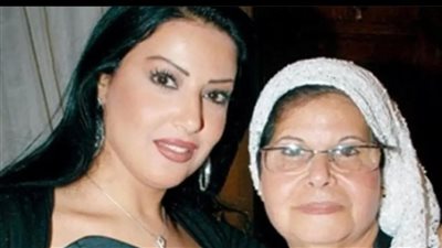 بعد رحيل والدتها.. نبيلة عبيد تواسي سمية الخشاب