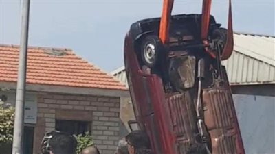 شاهد.. انتشال سيارة عقب غرقها بقناة السويس ومصرع سائقها