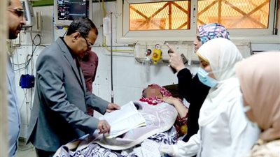 تزامنًا مع أعياد الربيع.. رئيس جامعة سوهاج يتفقد أقسام المستشفى الجامعي