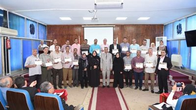 رئيس جامعة سوهاج يكرم 292 موظفا في احتفالية ختام الدورات التدريبية