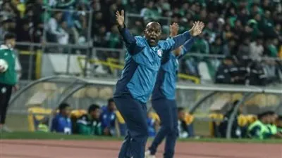 موسيماني يشرح للاعبي الأهلي خطة مباراة الطلائع في محاضرة