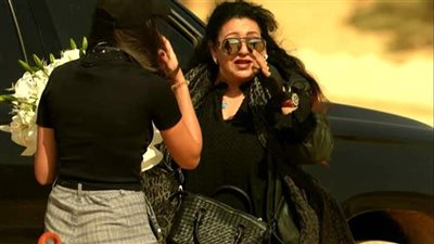 فان دام يُقبل يد فريدة سيف النصر ورامز يعلق: 