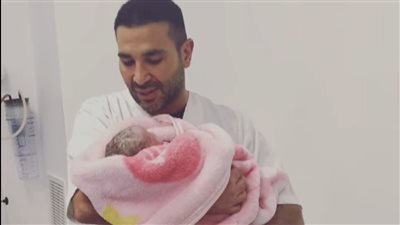 أحمد سعد يرزق بطفلته الأولى 