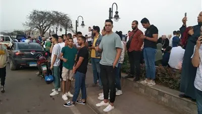 احتفال مئات المواطنين بالعيد بكورنيش النيل ببنها