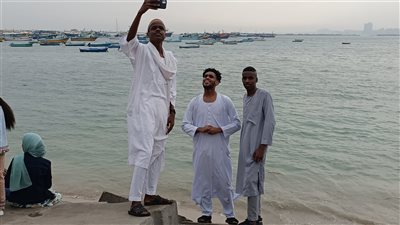 صلاة وسيلفي وآيس كريم.. مظاهر احتفال عيد الفطر بالإسكندرية (صور وفيديو)