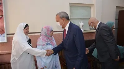 صور.. محافظ القليوبية يهنئ الأيتام والمسنين والمرضى بحلول عيد الفطر