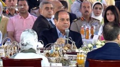 شاهد.. لحظة أداء الرئيس السيسي لصلاة عيد الفطر 