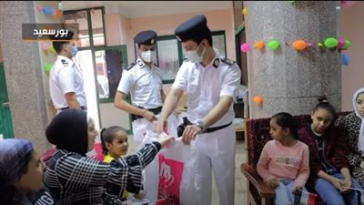 شاهد.. الداخلية توزع هدايا وملابس العيد على الأيتام وذوي الهمم