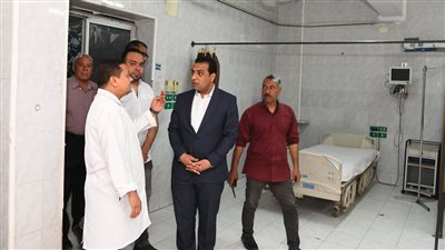 نائب محافظ قنا يفاجئ المنشآت الطبية بمركزي قوص ونقادة 