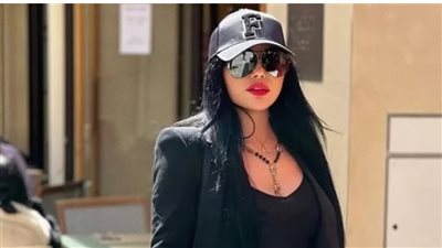 هيفاء وهبي تخطف أنظار متابعيها في شوارع باريس