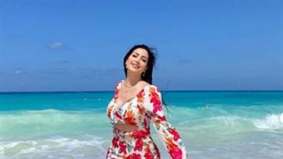 نسرين طافش بإطلالة جذابة من أمام البحر.. صور 