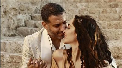 بسنت شوقي بلوك جديد وقبلة علي كتفها من عريسها محمد فراج 