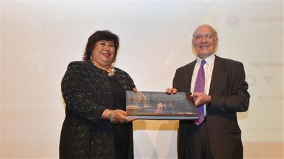 المتروبوليتان الأمريكية تكرم وزيرة الثقافة بموسوعة المجد