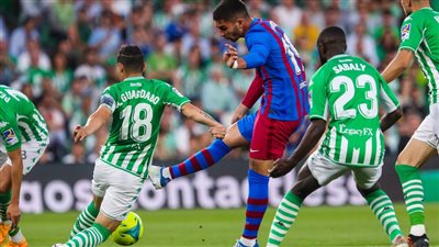 برشلونة يخطف فوزًا قاتلًا أمام بيتيس في الدوري الإسباني