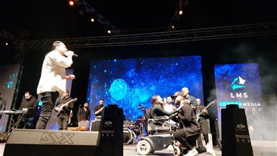 في لافته إنسانية مميزة.. رامي جمال يلبي طلب معجبة من ذوي الهمم ويحتفل بخطوبتها على المسرح (صور) 