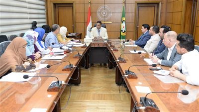 محافظ الدقهلية يعقد اجتماعا بمسئولي الأتوبيس النهري بالمنصورة