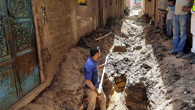 محافظ سوهاج يتابع موقف تنفيذ 330 ألف وصلة صرف صحي بقرى 