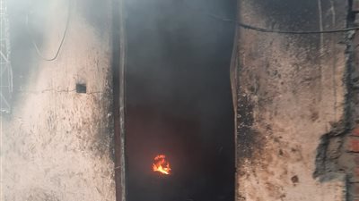 السيطرة على حريق اندلع بمخزن خردة بشبرا الخيمة (صور)