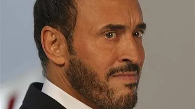 فيديو لكاظم الساهر يثير قلق جمهوره.. والسبب كسر في قدمه