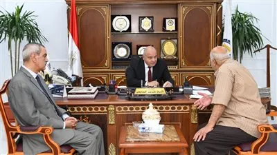 محافظ قنا يستأنف لقاءاته اليومية بالمواطنين لبحث شكواهم 
