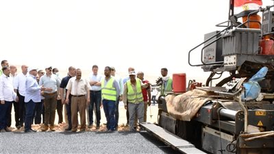 وزير النقل ومحافظ أسوان يتفقدان مسار ومحطات القطار الكهربائي السريع