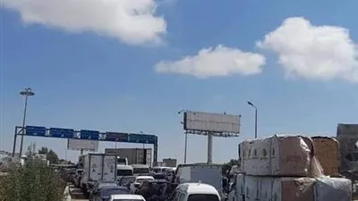 تكدس مروري بطريق الإسكندرية الصحراوي إثر انقلاب سيارة خشب 