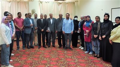 رئيس جنوب الوادي يلتقي بمدربي مركز التطوير الوظيفي